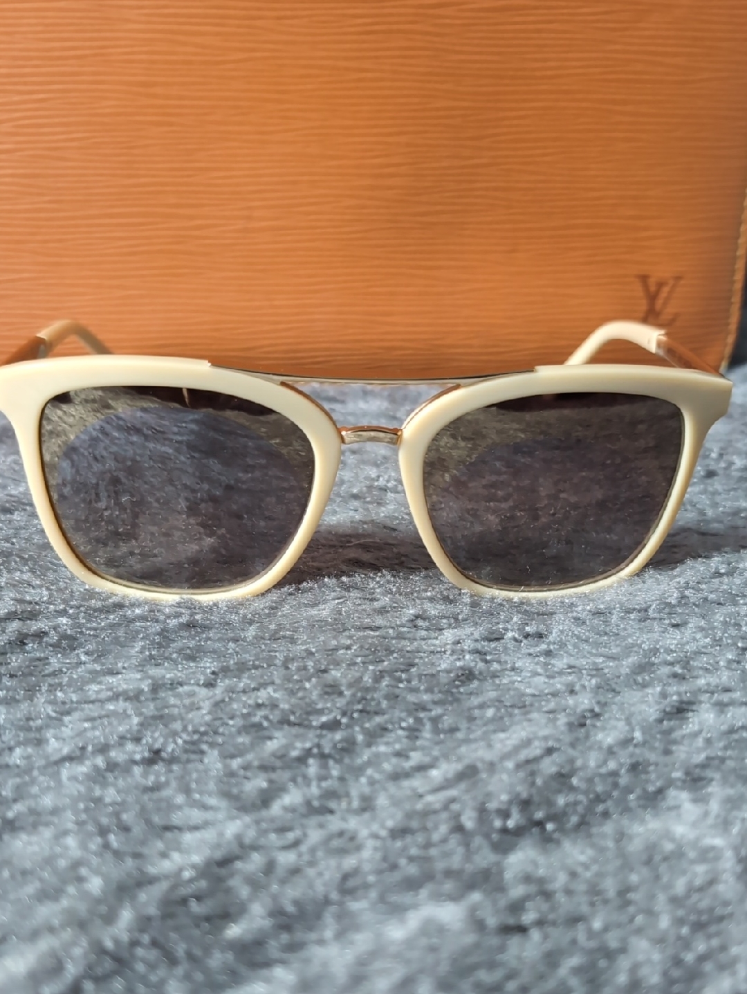 Ana Hickmann Cream Frame Sunglasses With Dark Lenses